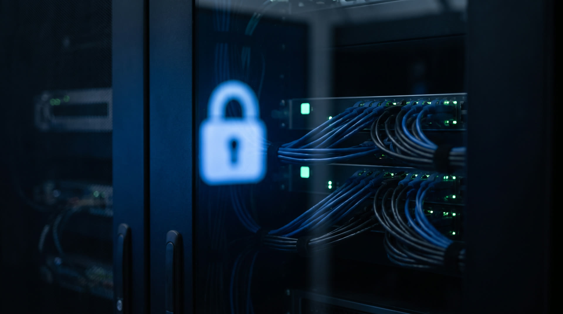 Serverrack med en blå hänglåsreflektion i glasdörren